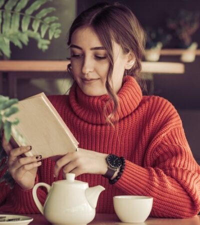 Winter Reading List: 10 Cosy Books for UK Teen Girls to Curl Up with This Holiday Season
